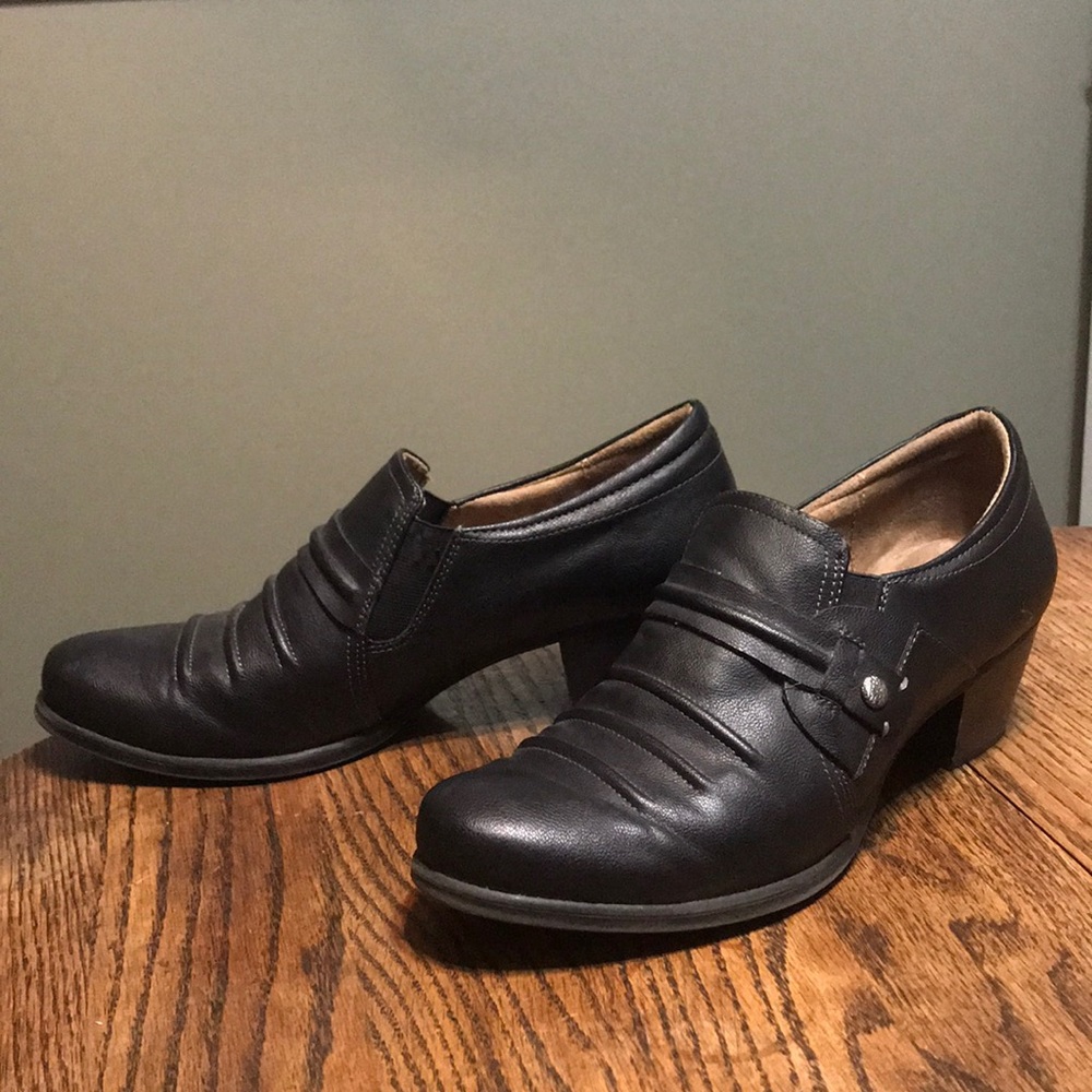 Small heeled dress shoe